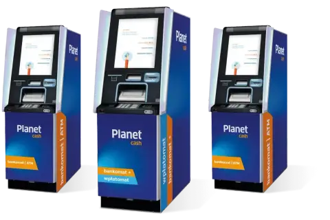 Trzy bankomaty Planet Cash. Jeden z nich oferuje wpłatomat, co pozwala na wygodne zarządzanie finansami.