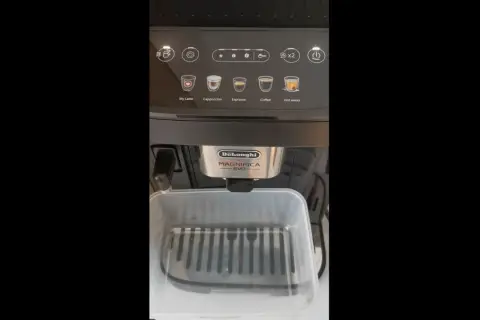 Panel sterowania ekspresu DeLonghi Magnifica Evo. Widoczne ikony napojów i przyciski. Przygotowanie do odkamieniania.