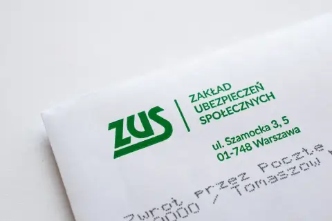 Koperta ZUS z adresem ul. Szamocka 3, 5 w Warszawie. Dokumenty dotyczące rewaloryzacji świadczeń.