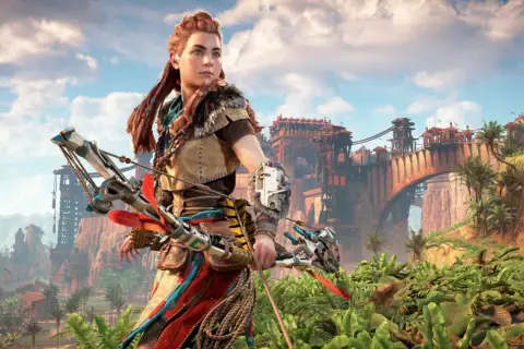 Aloy z łukiem w dłoni, gotowa do walki w świecie Horizon Zero Dawn Remastered. W tle widać imponujący most i ruiny starożytnej cywilizacji.