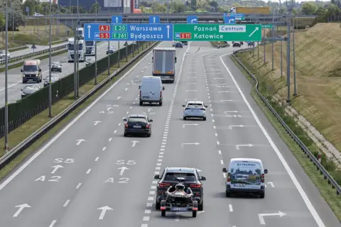 Autostrada w Polsce. Znak informuje, ile można jechać na autostradzie w Polsce, kierując do Poznania, Katowic, Warszawy i Bydgoszczy.