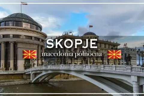 Skopje, stolica Macedonii Północnej, z mostem i monumentalnymi budynkami.
