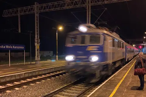 Nocny pociąg korsarz mija stację Wola Karsznice.