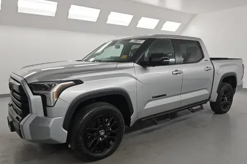 Srebrna Toyota Tundra z czarnymi felgami, gotowa na każdą wyprawę, nawet w trudny teren.