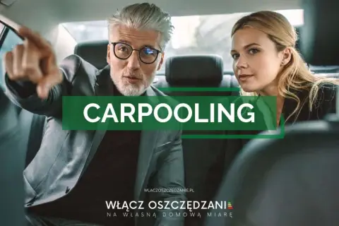 Mężczyzna w garniturze wskazuje drogę, obok siedzi kobieta. Napis "CARPOOLING" sugeruje wspólne dojazdy.