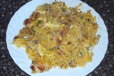 Pyszne danie z ugotowanego makaronu nitki z jajkiem, pieczarkami i boczkiem. Świetny pomysł, co zrobic z ugotowanego makaronu nitki!