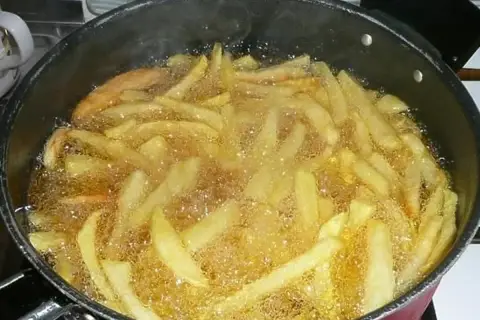 Ile smażyć frytki na głębokim oleju, aby były idealnie chrupkie?