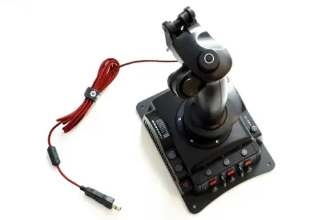 Czarny joystick Ravcore Javelin z czerwonym, plecionym kablem USB, gotowy do lotu.