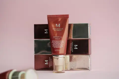 Krem BB Missha Perfect Cover SPF42, nr 21. Różnica między kremem CC a BB? Ten BB rozjaśnia, kryje i pielęgnuje.