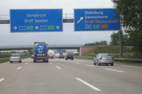 Jadąc autostradą w Niemczech, widzimy znaki kierujące do Osnabrück i Oldenburg. Pytanie, czy drogi w Niemczech są płatne, pozostaje otwarte, ale znaki wskazują na dalszą podróż.