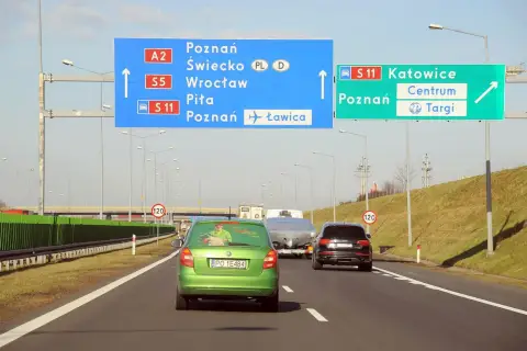 Znaki drogowe wskazują, że autostrada A2 jest płatna. Kierowcy jadący w stronę Poznania, Świecka, Wrocławia, Piły i Ławicy powinni być przygotowani na opłaty.