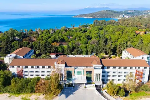 Maj w Kusadasi: hotel otoczony zielenią, z widokiem na błękitne morze. Idealna pogoda na wypoczynek.