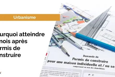 Plans d'urbanisme, crayon et règle sur un permis de construire. L'intérêt à agir pour un permis de construire est crucial.