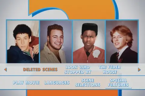 Młode twarze z obsady "Jeszcze większe dzieci" na menu DVD: Adam Sandler, Kevin James, Chris Rock i David Spade.