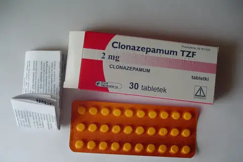 Opakowanie leku Clonazepamum TZF 2 mg, 30 tabletek, wraz z ulotką i blistrem żółtych tabletek.