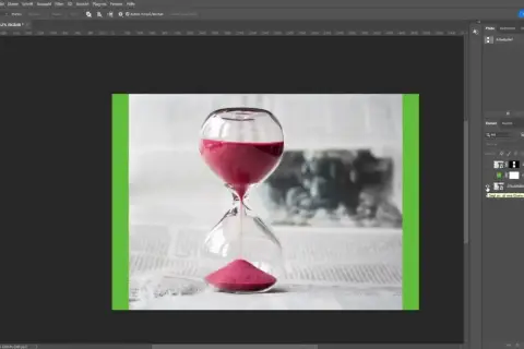 Jak wyciąć klepsydrę w Photoshopie? Na ekranie widać program z otwartym plikiem i warstwami.