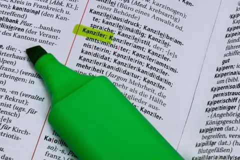 Grüner Textmarker hebt "Kanzlei" hervor, ein Wort, das in der deutschen Sprache vielfältig ist und auch in der Politik eine Rolle spielt, wie bei einer Frankreich Wahlumfrage.