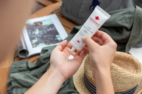 Dłoń aplikuje krem z filtrem Cell Fusion C. Idealny na wakacje, chroni skórę przed słońcem.