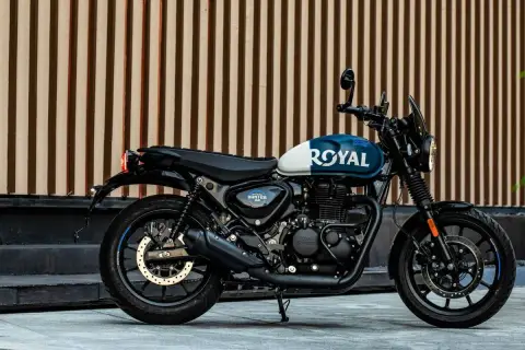 Royal Enfield Hunter 350, una moto negra y azul con el logo "ROYAL" en el tanque, lista para la aventura urbana.