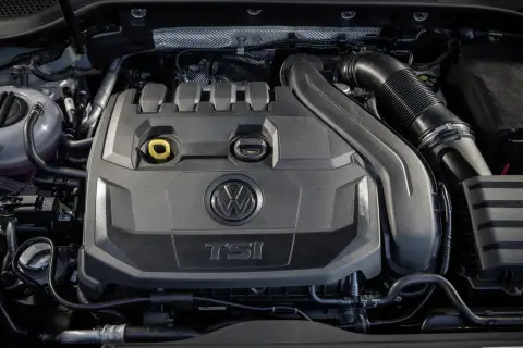 Silnik 1.5 TSI Volkswagena, z widocznym logo i oznaczeniem mocy, gotowy do pracy.