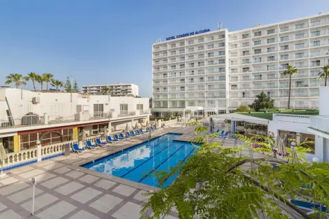 Basen i hotel "Globales Condes de Alcudia" na Majorce. Wiele opinii o tym miejscu potwierdza jego atrakcyjność.