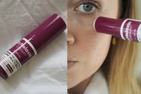 Dr. Melaxin Calcium multi balm w sztyfcie, stosowany na skórę twarzy dla wygładzenia i odżywienia.