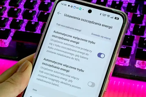 Telefon wyświetla ustawienia oszczędzania energii. Można tu włączyć funkcję always on display, która automatycznie wyłączy tryb oszczędzania energii przy 90% baterii.