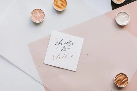 Karty z napisem "choose to shine" i brokatowe farbki. Idealne komplementy dla przyjaciółki, by błyszczała każdego dnia.