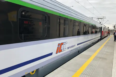Nowy, lśniący pociąg PKP Intercity stoi na peronie.
