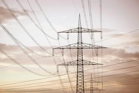 Linie energetyczne tworzą skomplikowaną sieć, która zapewnia dystrybucję prądu. Infolinia jest dostępna w razie problemów.