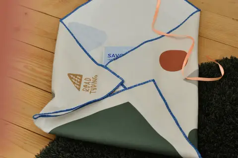 Kreative umschlag verpacken ideen: Stofftuch mit geometrischen Mustern und Schriftzug "Road Typing" wird als Briefumschlag genutzt.