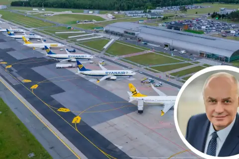 Samolot Ryanair na płycie lotniska. Czy lotnisko w Modlinie jest czynne? Tak, widać ruch samolotów i budynek terminala.