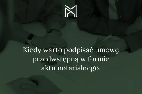 Ludzie podpisują umowę przedwstępną u notariusza. Dowiedz się, ile kosztuje umowa przedwstępna u notariusza i kiedy warto ją zawrzeć.