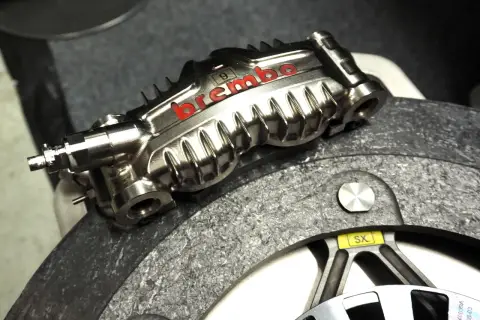 Pinza de freno Brembo para moto, mostrando diferentes tipos de pastillas de freno moto.