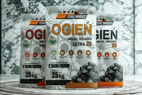 Trzy worki węgla "Ogień" od Coal Invest. Opakowania informują o parametrach, takich jak wartość opałowa i granulacja, ułatwiając zapisy na węgiel.