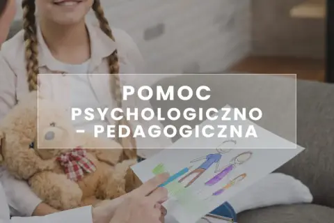Psycholog i dziecko oglądają rysunek rodziny, obok siedzi pluszowy miś.
