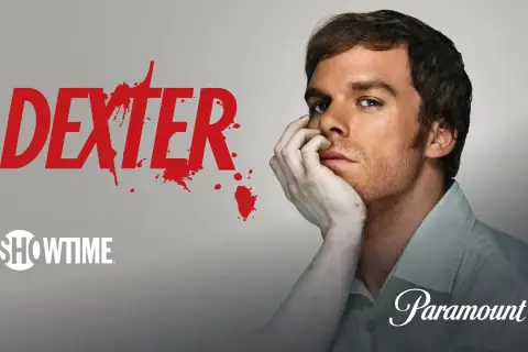 Dexter: Resurrection Sverige. En man med handen mot ansiktet, bredvid blodstänk och logotyperna Showtime och Paramount+.