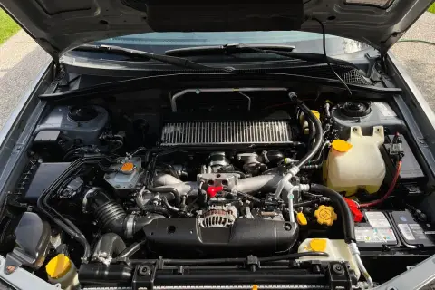 Silnik Subaru z widocznym zbiorniczkiem płynu chłodniczego. Warto sprawdzić, ile litrów płynu wchodzi do chłodnicy, by zapewnić optymalne chłodzenie.
