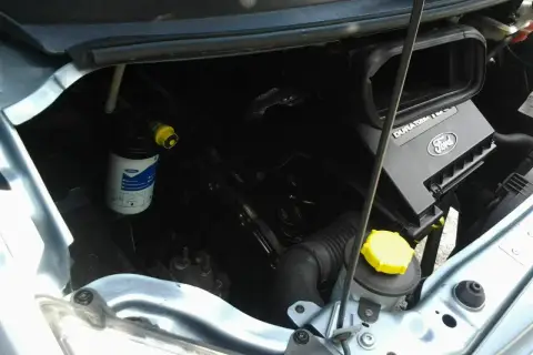 Motorraum eines Ford Kuga. Der Kraftstofffilter ist gut sichtbar und bereit für den Wechsel.