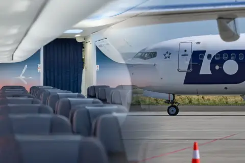 Wnętrze samolotu LOT z rzędami siedzeń i widok zewnętrzny samolotu Boeing 737 MAX 8 na płycie lotniska.