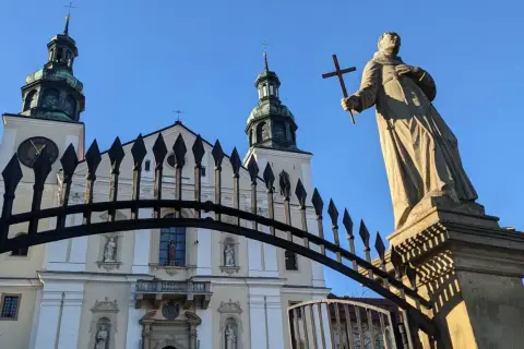 Kamienna figura z krzyżem przed kościołem na krakowskiej Kalwarii Zebrzydowskiej.