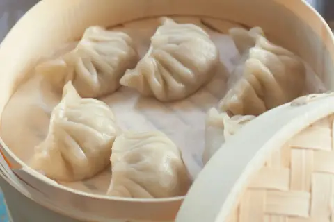 Pyszne, parujące chińskie pierożki w bambusowym parowniku. Idealne na przekąskę.
