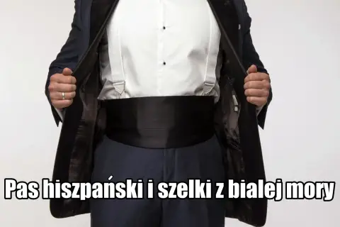 Elegancki mężczyzna prezentuje czarny pas hiszpański i białe szelki do smokingu.
