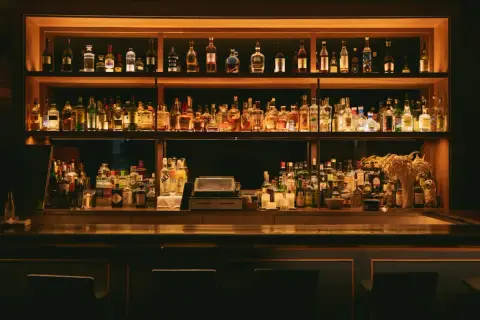 Elegancki bar z butelkami wódek świata. Idealne miejsce, by zaplanować bar tematyczny z wódkami świata na event.