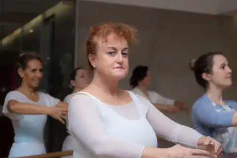 Donne adulte in posa di danza classica, con grazia e concentrazione, imparano i passi con passione.