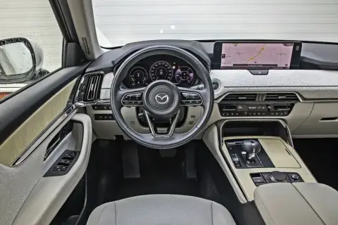 Wnętrze Mazdy CX-60 z nowoczesnym kokpitem i ekranem nawigacji. Sprawdź aktualną mazda cx 60 cena!