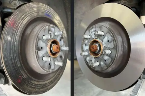 Vorher/Nachher: Abgenutzte Bremsscheibe mit Rillen und Rost, daneben eine neue, glatte Bremsscheibe. Der Grat an der alten Bremsscheibe ist deutlich sichtbar.