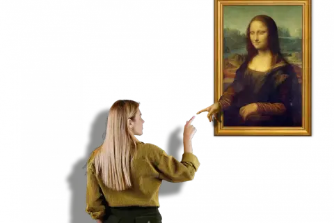 Eine Frau streckt ihren Finger aus, um die Mona Lisa zu berühren, die ihr auf dem berühmten Gemälde entgegenkommt.