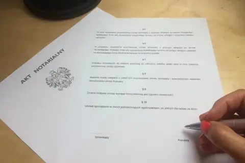 Wzór umowy przedwstępnej bez notariusza. Dokument zawiera paragrafy dotyczące sprzedaży, zadatku i kosztów.