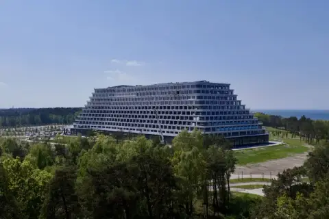 Nowy hotel Gołębiewski w Pobierowie, z tarasami schodzącymi ku morzu, w otoczeniu lasu. Kiedy otwarcie?